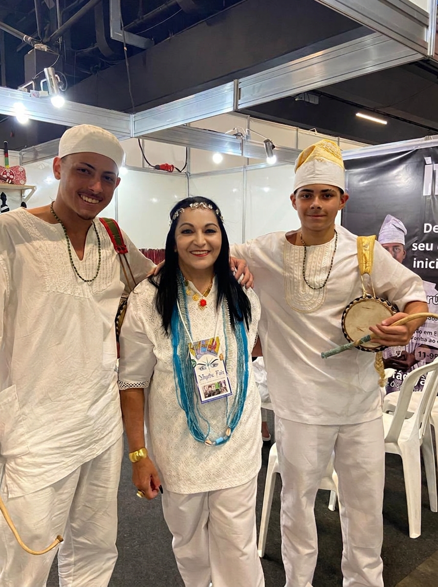Médium Jordana com sua corrente espiritual em evento mediúnico